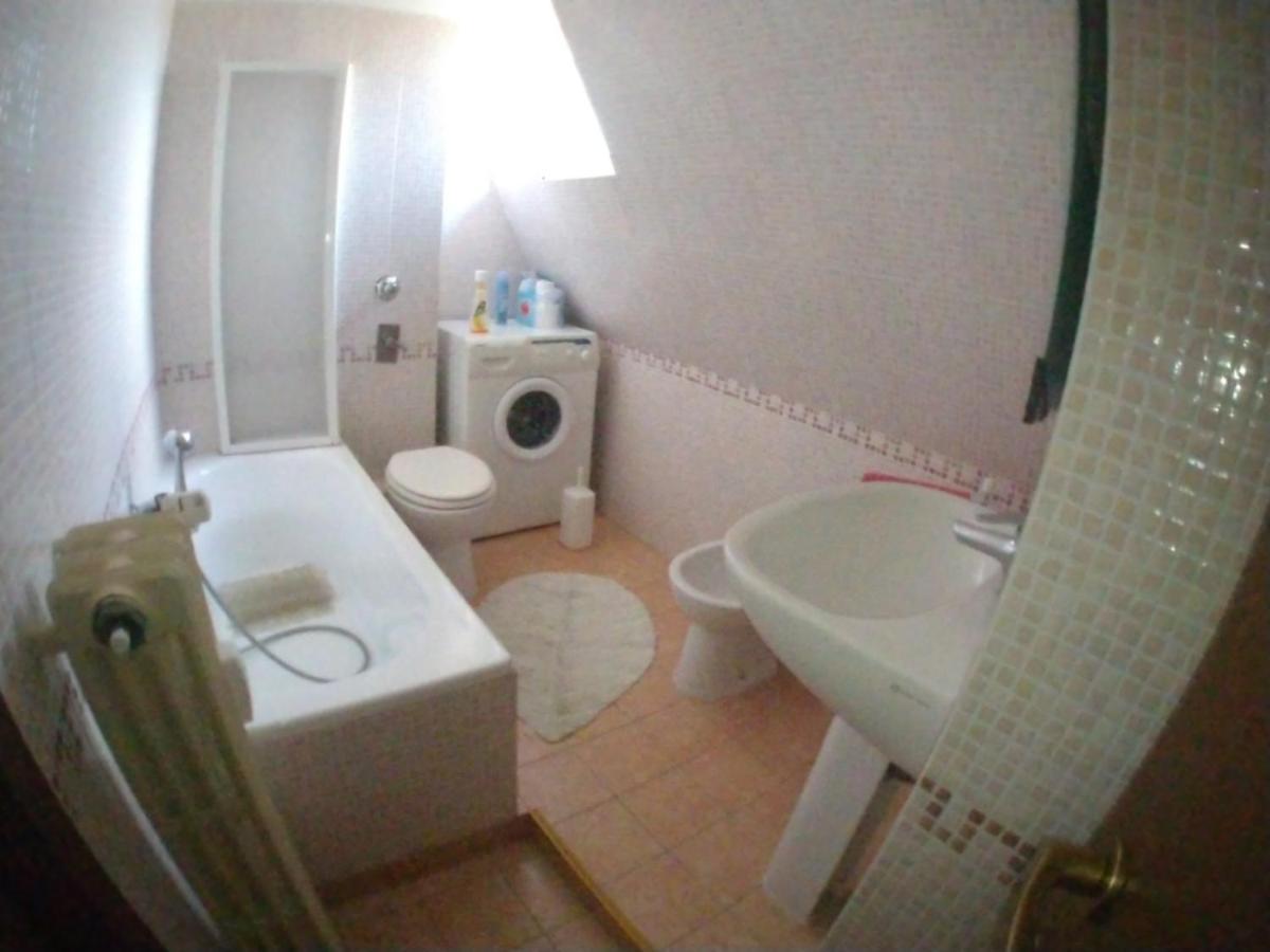 La Casa Di Dario Apartment Pero Bagian luar foto